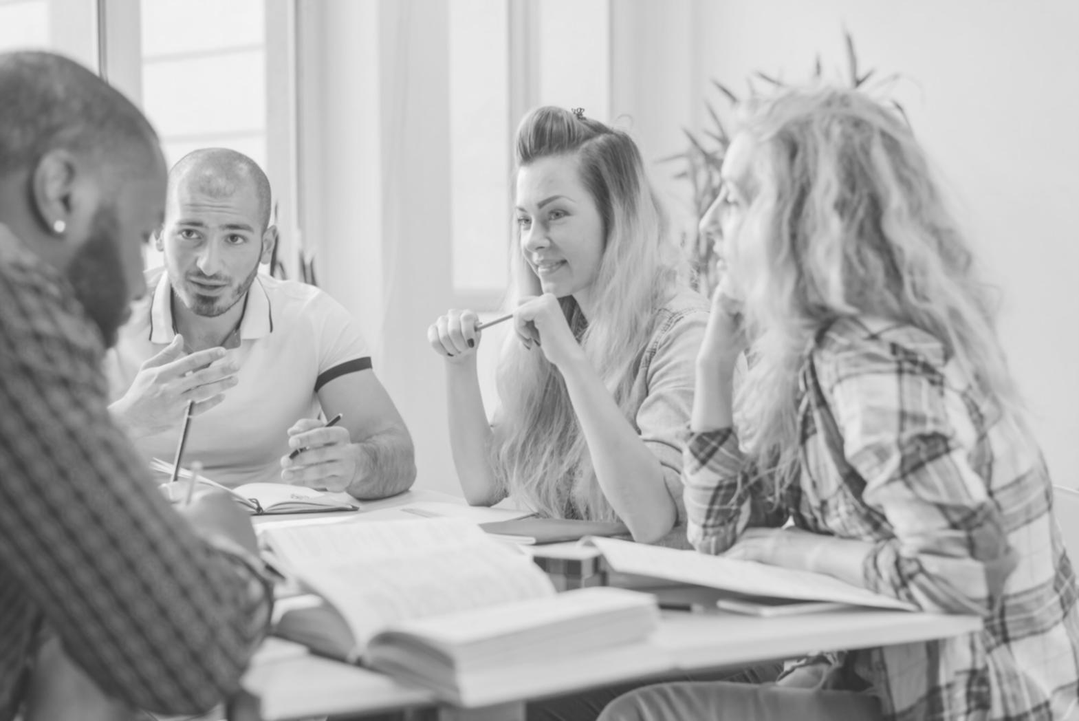 Arbeitsplatz mit Finanzunterlagen und Laptop für strategische Planung